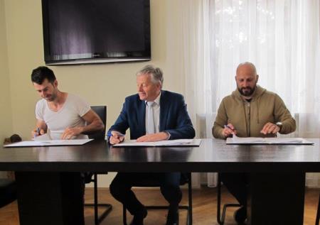 Podpis pogodbe - ob županu Jan Bizjak in Grega Šajn